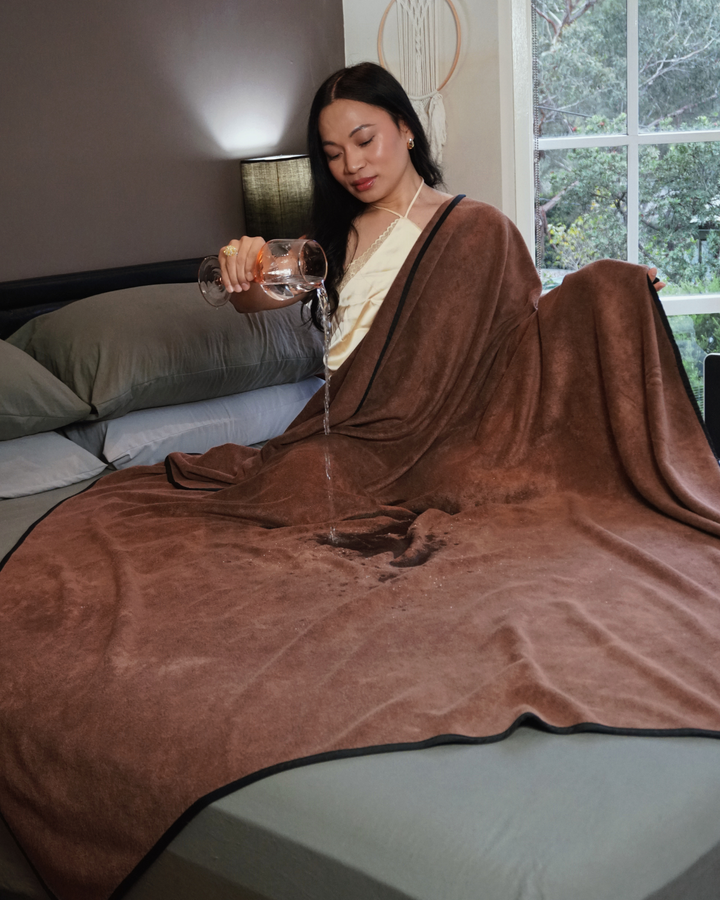 Split Peach Bamboo and Cotton Waterproof Blanket – Espresso Earth