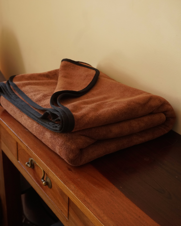 Split Peach Bamboo and Cotton Waterproof Blanket – Espresso Earth