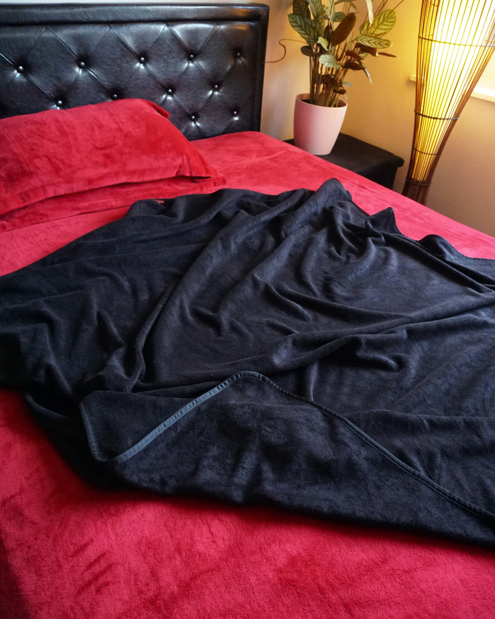 Light bamboo Afterplay Rug used outdoors – eco-friendly and versatile for bedroom, couch or travel