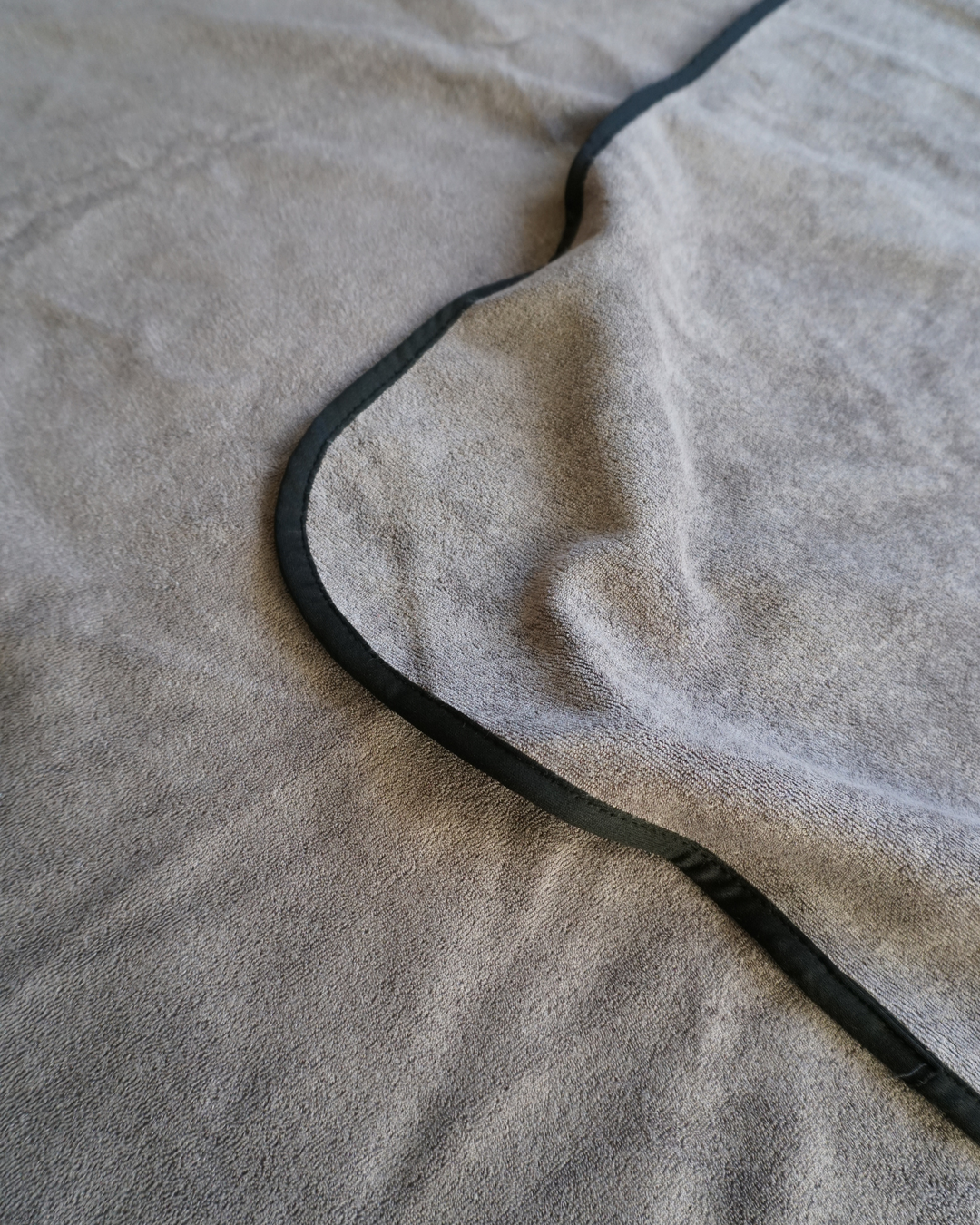 Split Peach™ Premium Waterproof Bamboo Blanket – Grey on Grey
