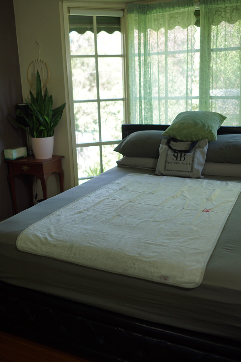 Crystal Regular 150 × 100 cm waterproof blanket showing compact coverage on a bed