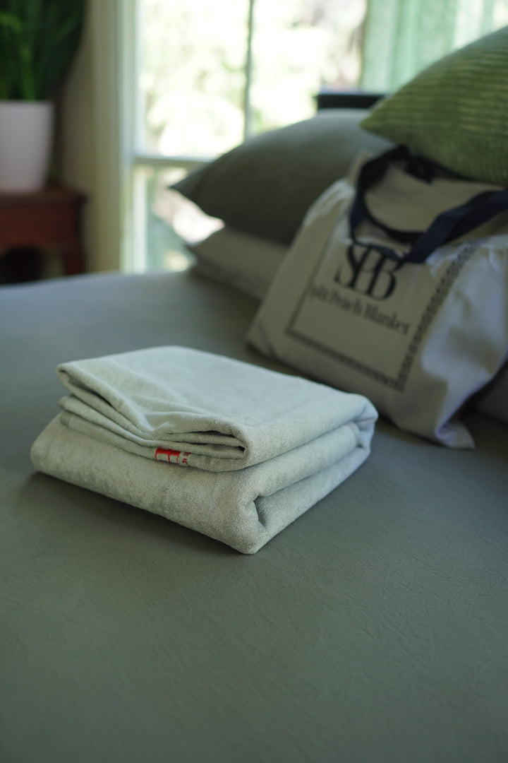 Folded Crystal Regular 150 × 100 cm waterproof blanket with storage bag