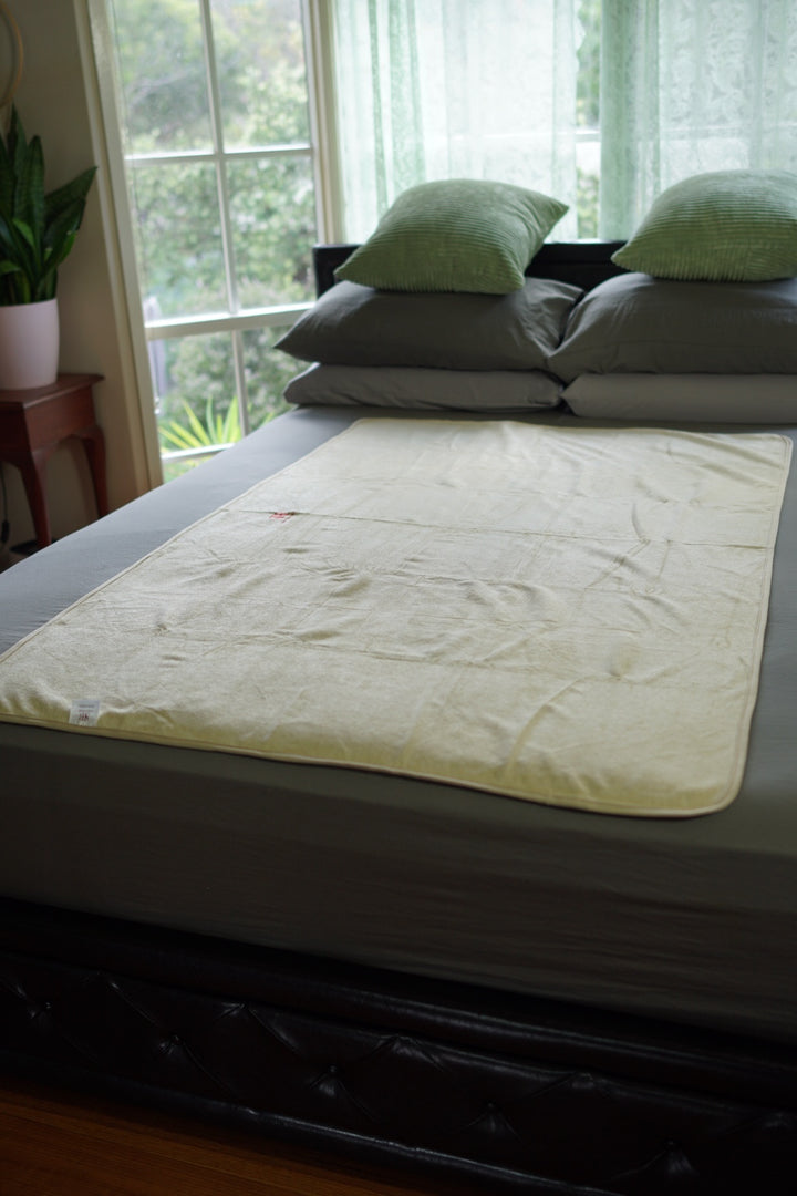 Sand Regular 150 × 100 cm waterproof blanket showing compact coverage