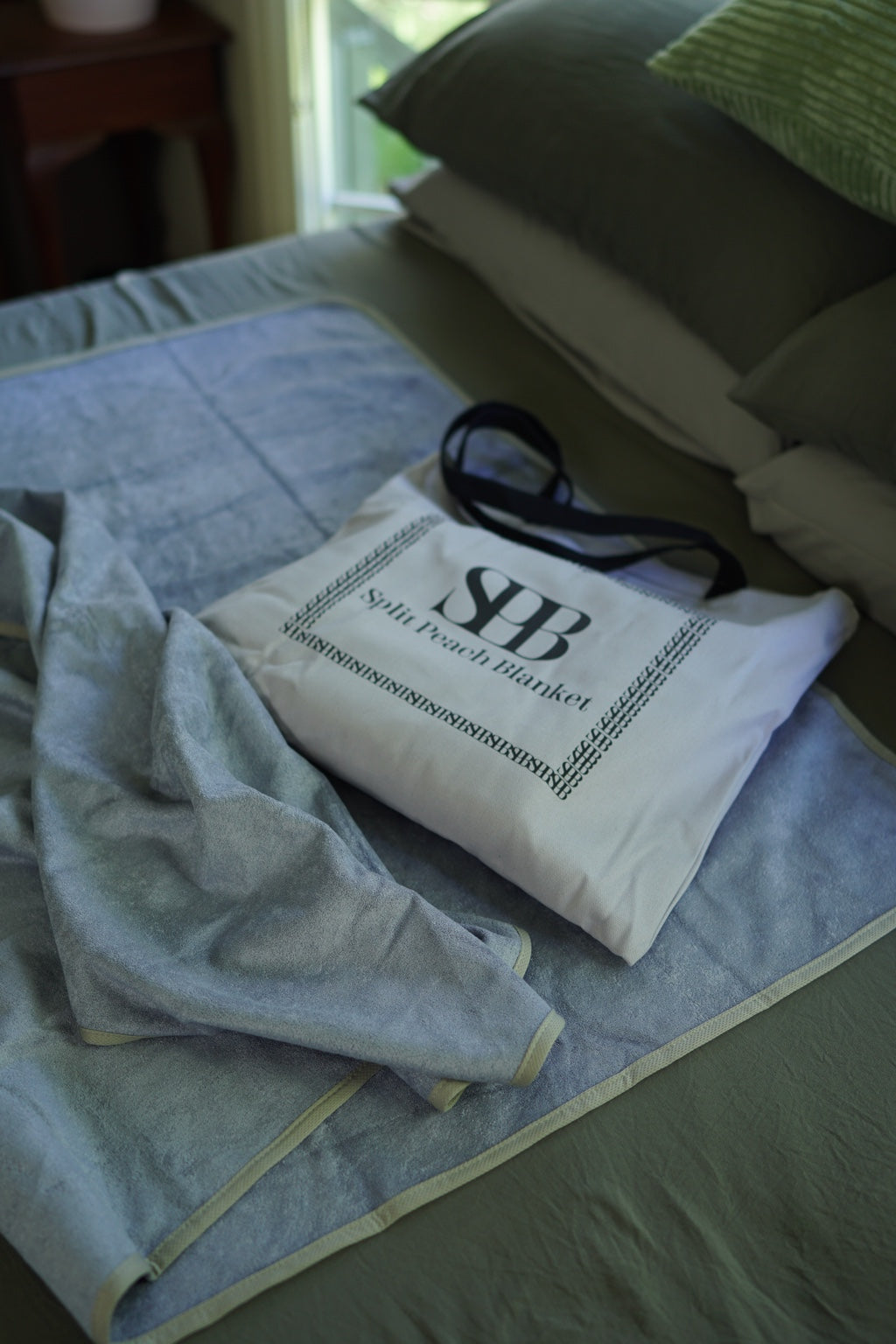 Sterling Lavender Regular waterproof blanket and storage bag detail