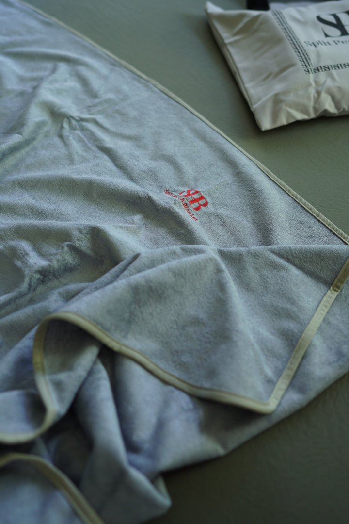 Sterling Lavender Regular blanket fabric, edging and embroidered logo close-up