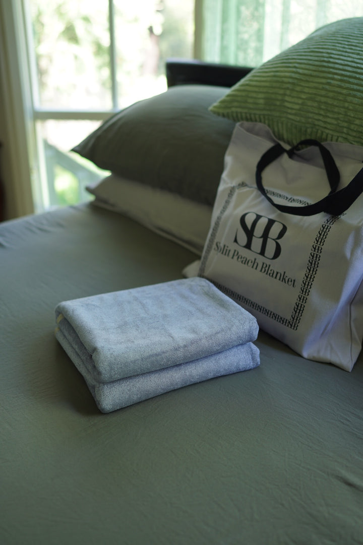Folded Sterling Lavender Regular 150 × 100 cm waterproof blanket with storage bag